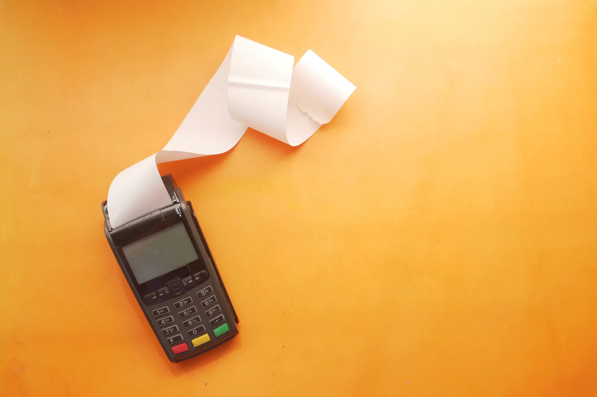 美容師の領収書発行をイメージしたカード決済端末とレシートの写真