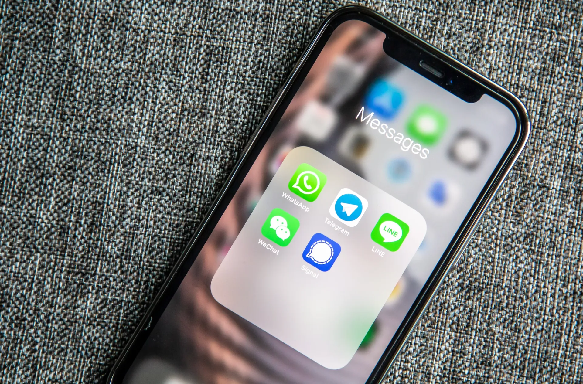 スマートフォンでLINE公式アカウントを操作しているイメージ写真
