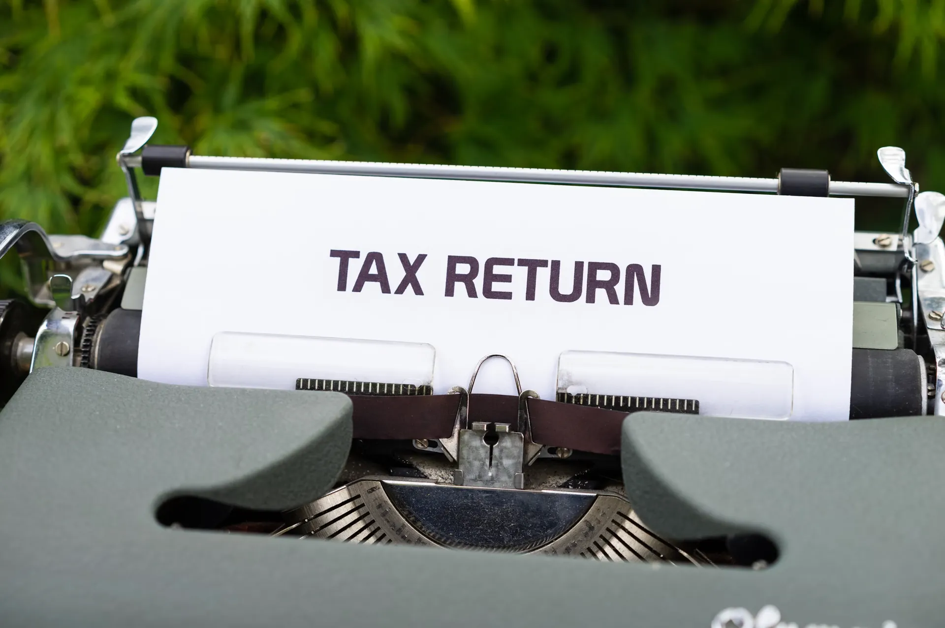 フリーランス美容師の確定申告や税金管理をイメージしたTAX RETURNの書類写真