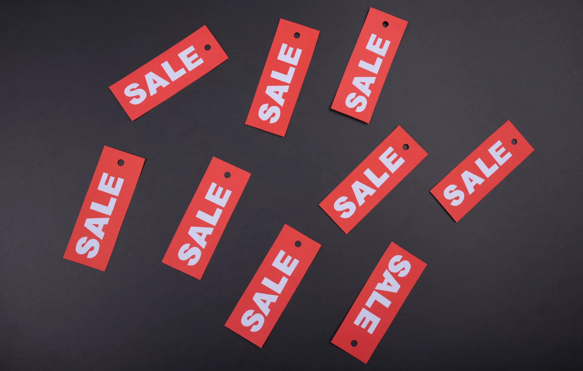 クーポンサイトの影響による働き方の変化を説明するための「SALE」がベタベタ貼られた写真