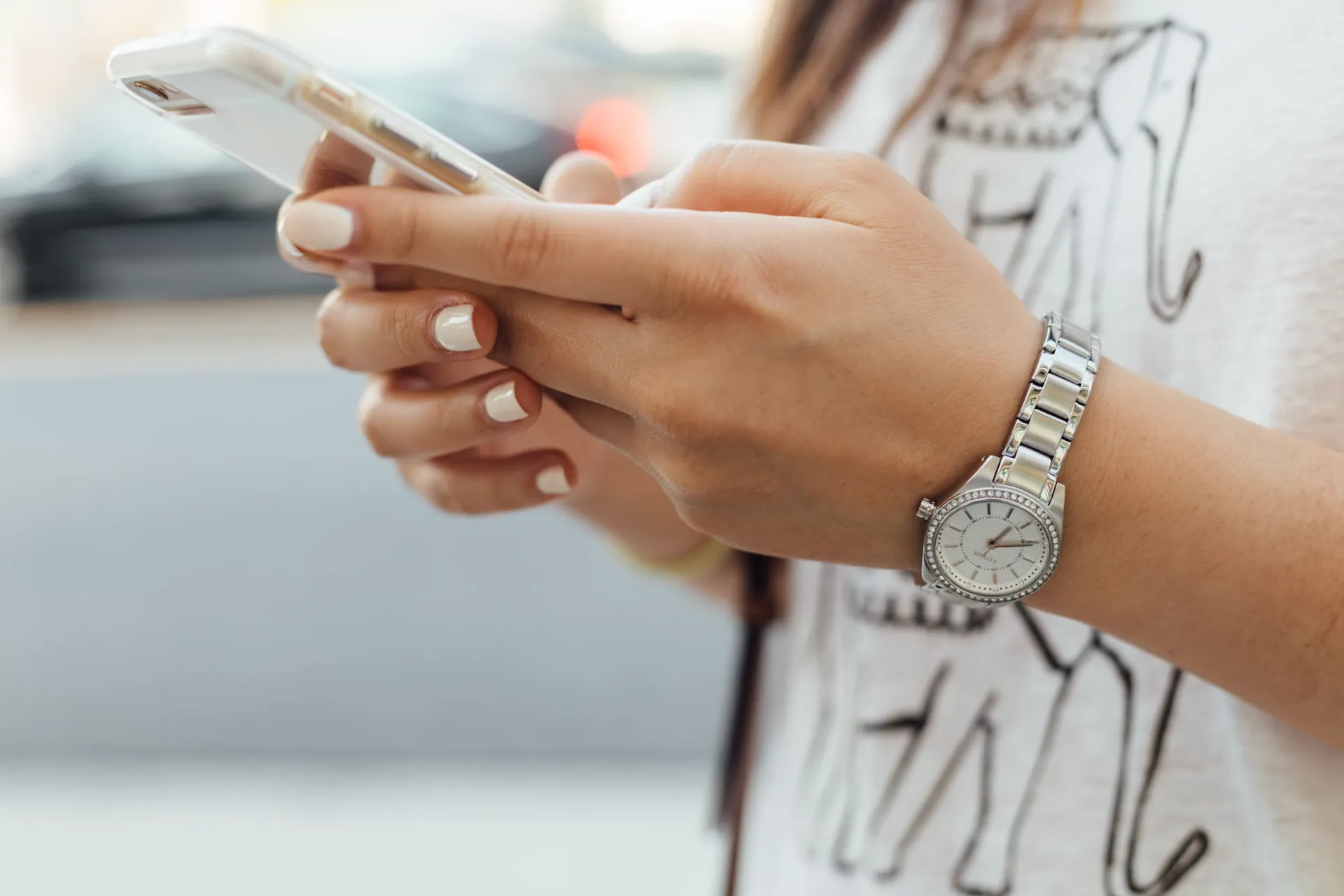 フリーランス美容師におすすめなカルテ管理ツールを5つを説明するための人がスマホでアプリを使っているイメージ写真