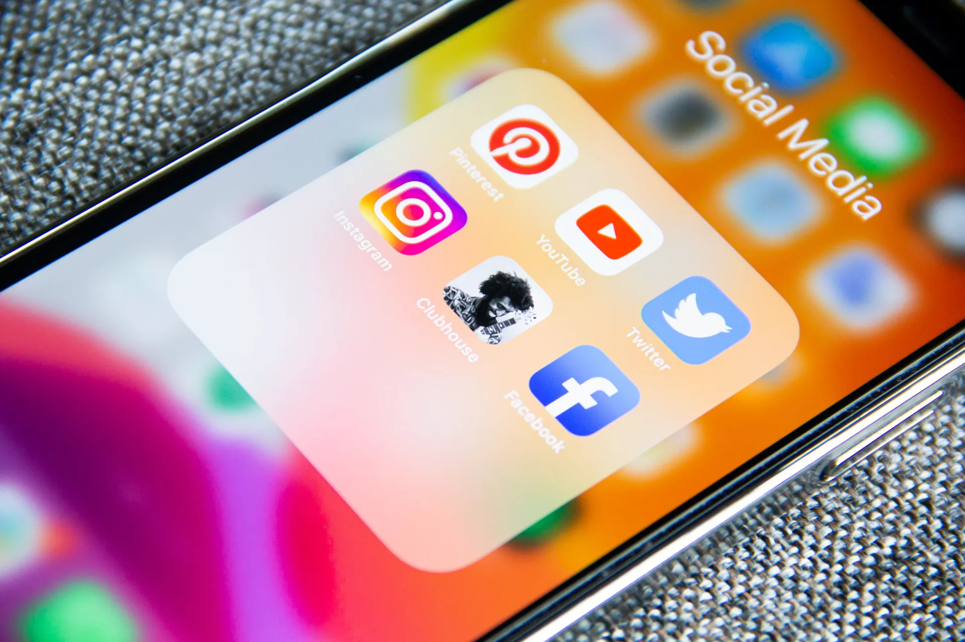 美容師が集客でSNS活用をすべき4つの理由を示すイメージ画像(Instagram・Twitter・YouTubeなど)