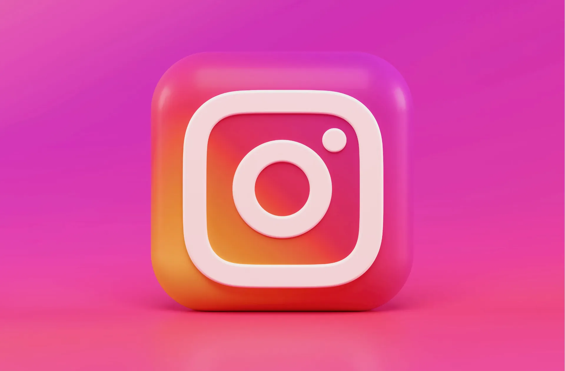 美容師が個人で集客するためにSNS、特にInstagramを活用すべきことを示すイメージ画像