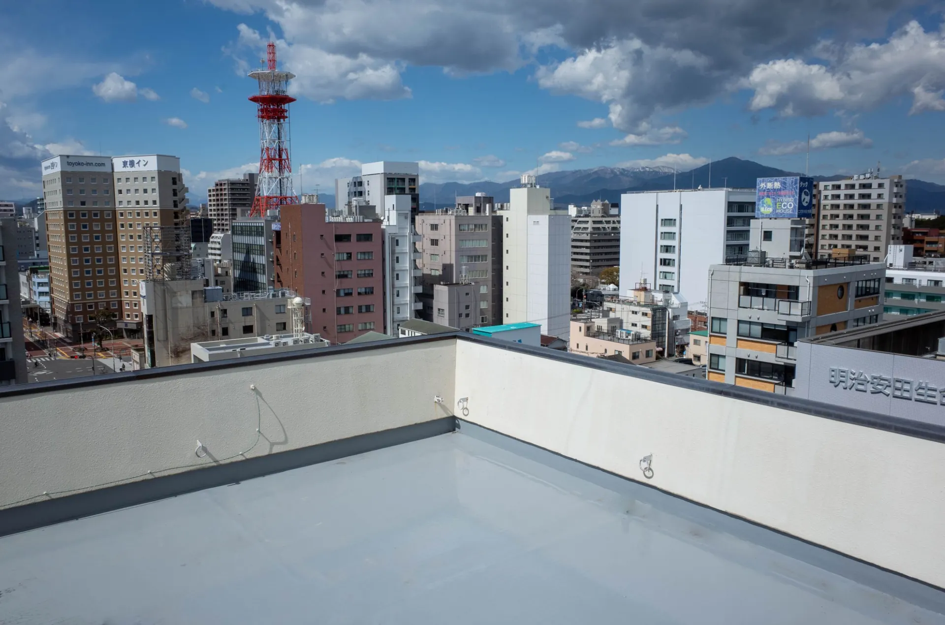 当シェアサロンは9階建の最上階に位置しているので、とても眺めがよいです◎エレベーター横の階段から上に登ると屋上があり、360度開けているので太平洋〜箱根〜丹沢ま